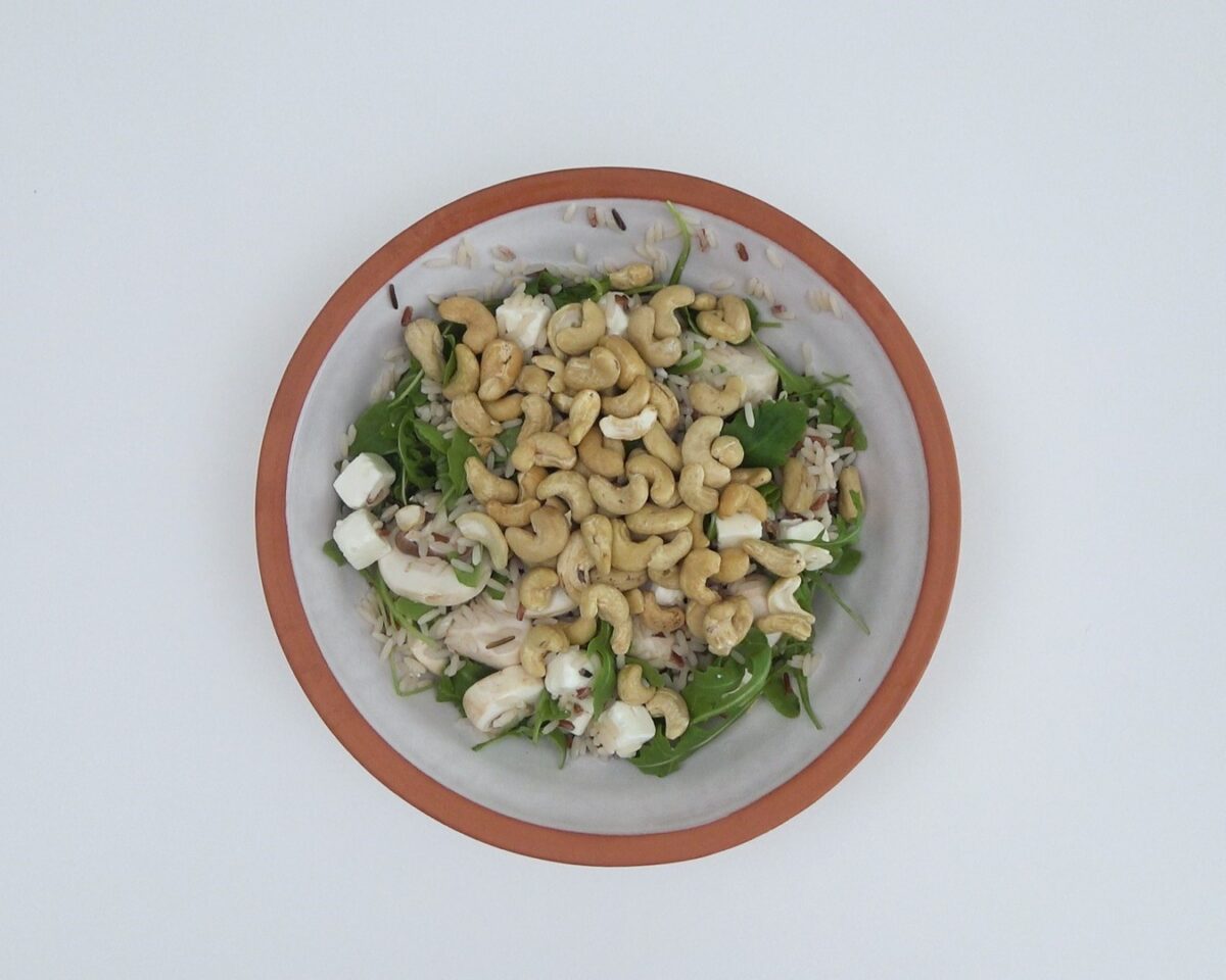 Ensalada de arroz con champiñones, queso, rúcula y anacardos. Receta para triunfar en verano