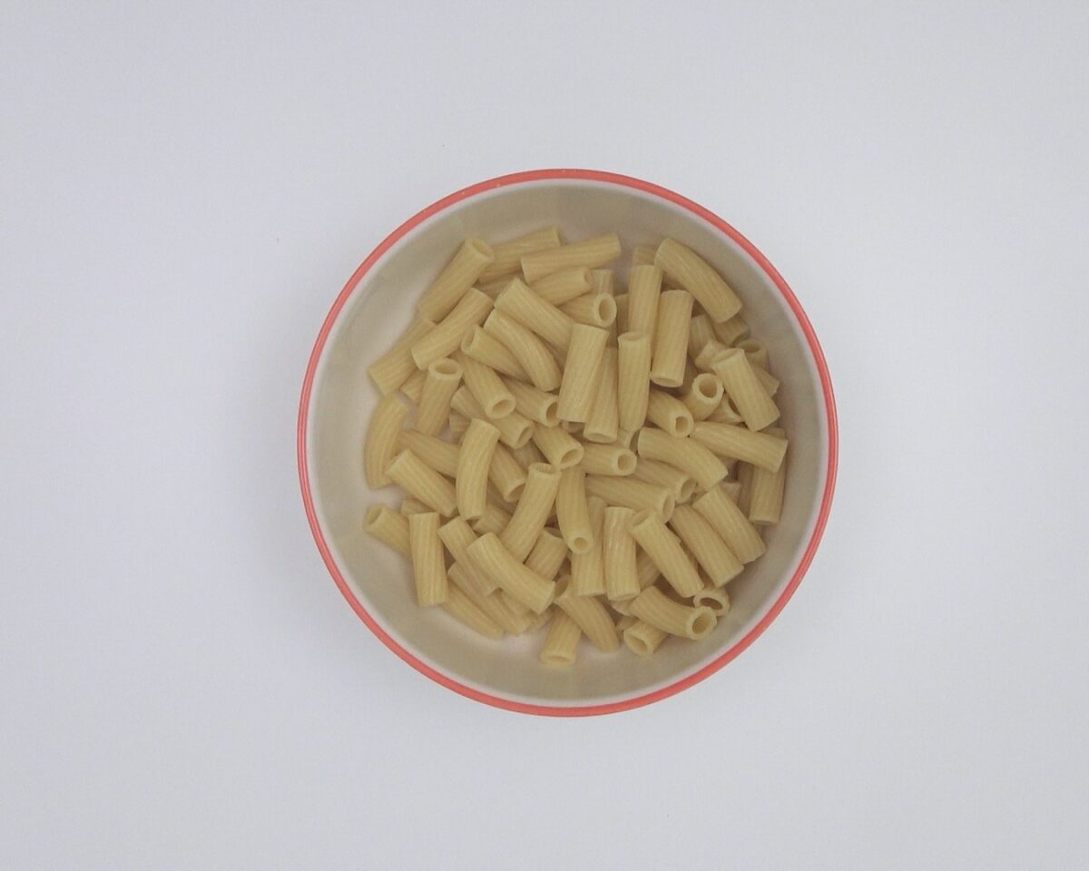 Ensalada de pasta con salmón y aguacate. La combinación perfecta para el verano