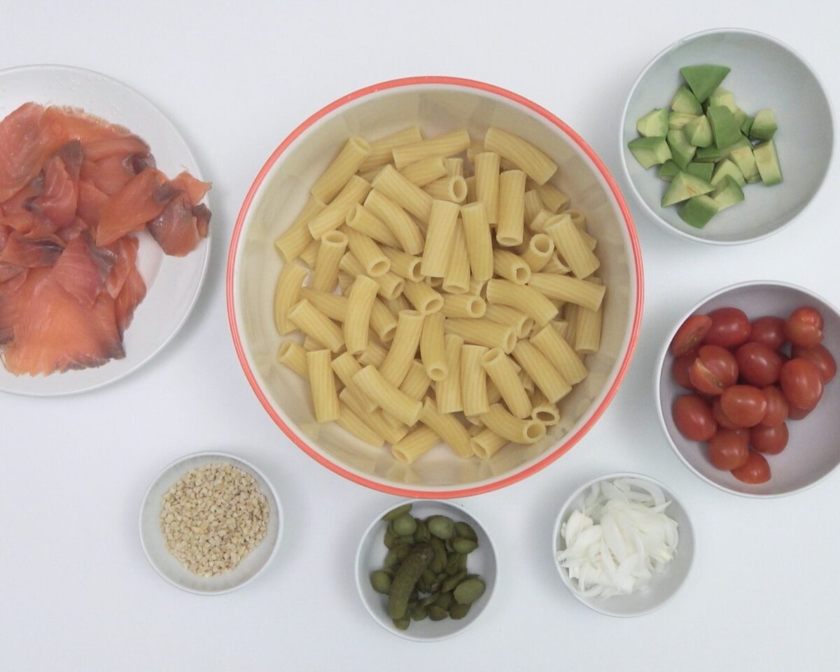 Ensalada de pasta con salmón y aguacate. La combinación perfecta para el verano