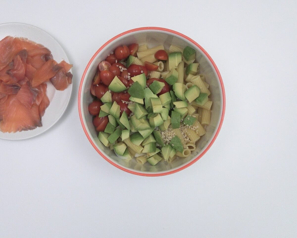 Ensalada de pasta con salmón y aguacate. La combinación perfecta para el verano
