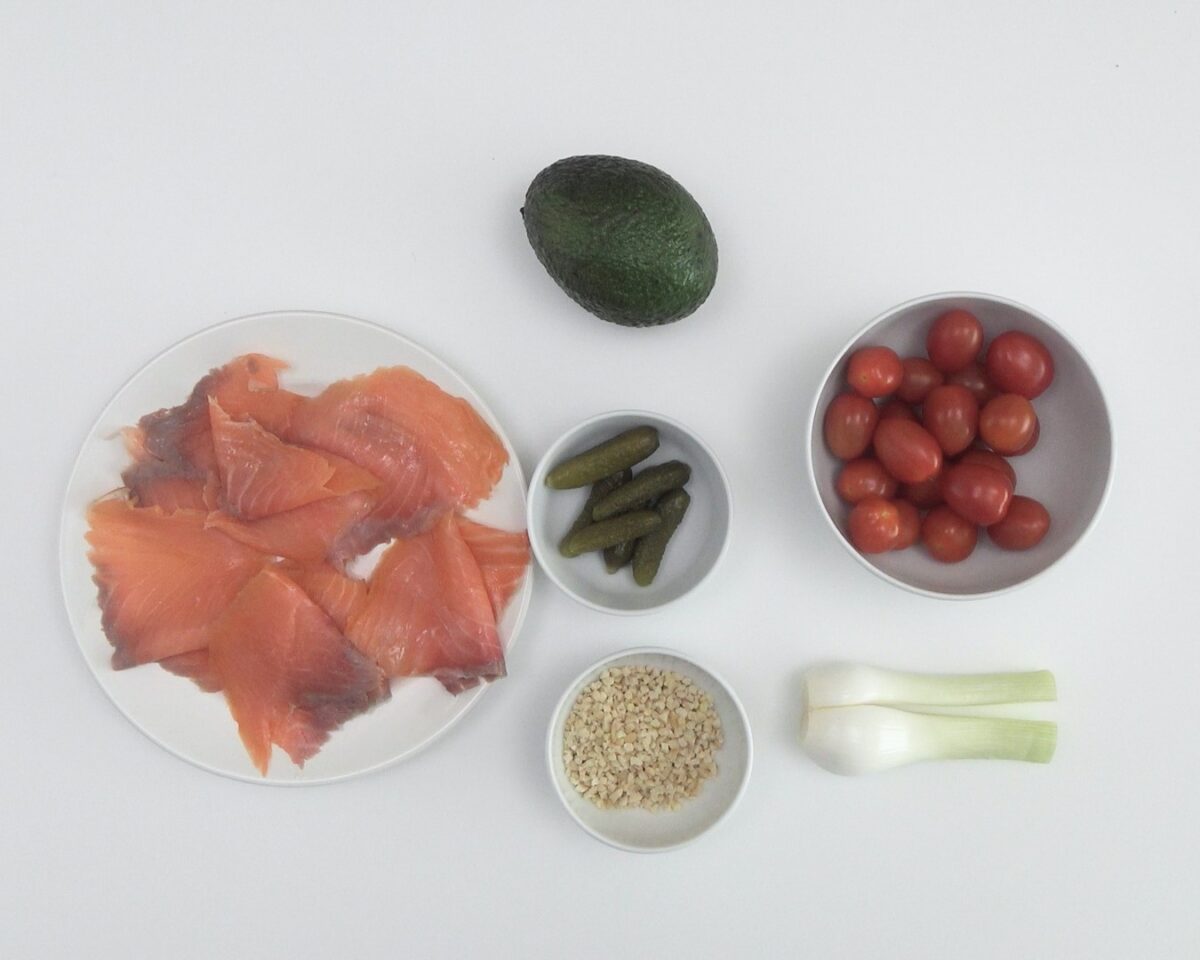 Ensalada de pasta con salmón y aguacate. La combinación perfecta para el verano