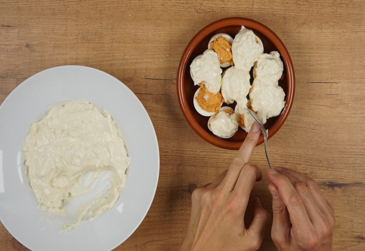 Huevos rellenos al horno con bechamel. Receta deliciosa paso a paso