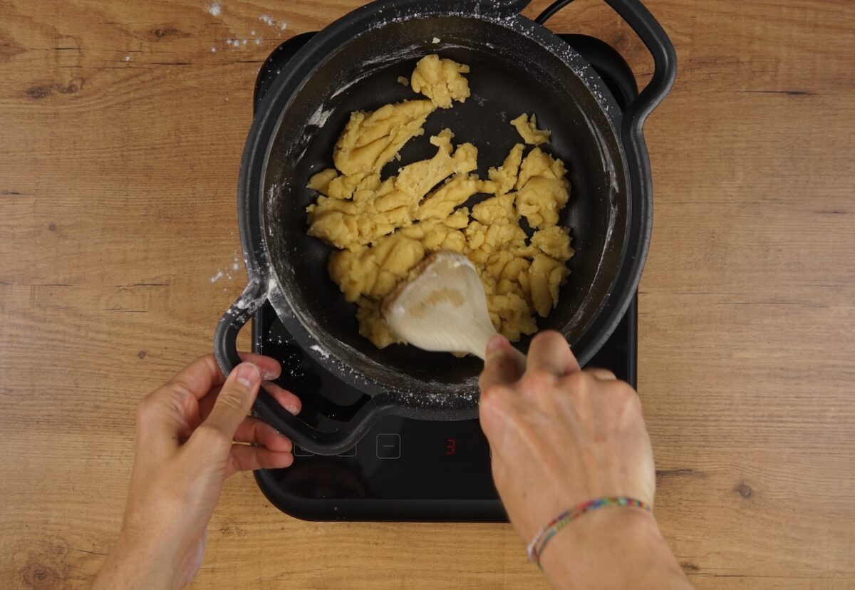 Huevos rellenos al horno con bechamel. Receta deliciosa paso a paso