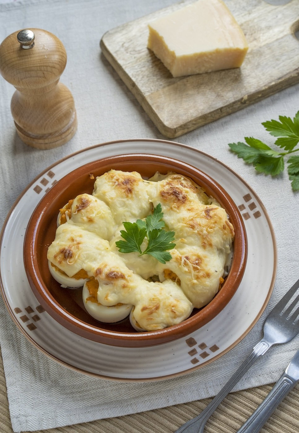 Huevos rellenos al horno con bechamel. Receta deliciosa paso a paso