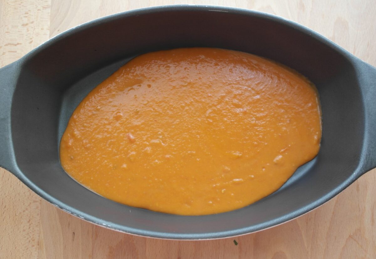 Merluza al horno con langostinos en salsa de tomate. Receta de pescado paso a paso