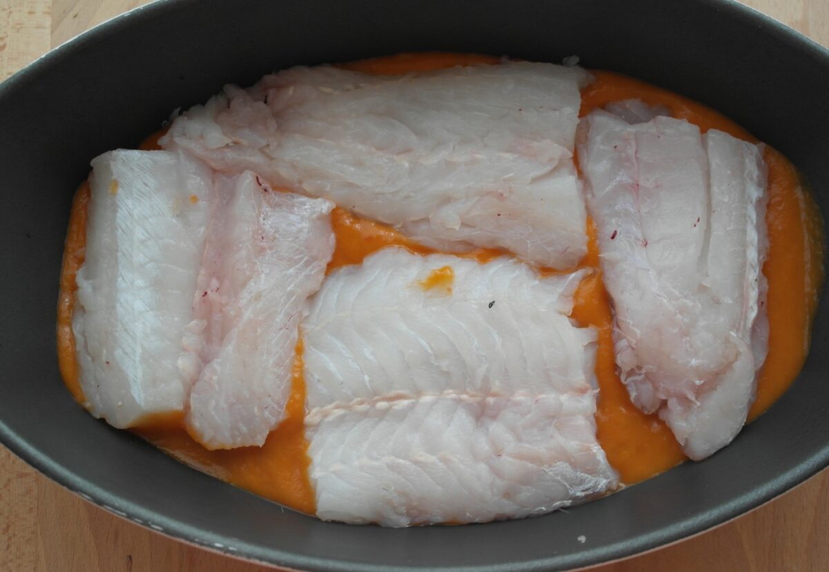 Merluza al horno con langostinos en salsa de tomate. Receta de pescado paso a paso