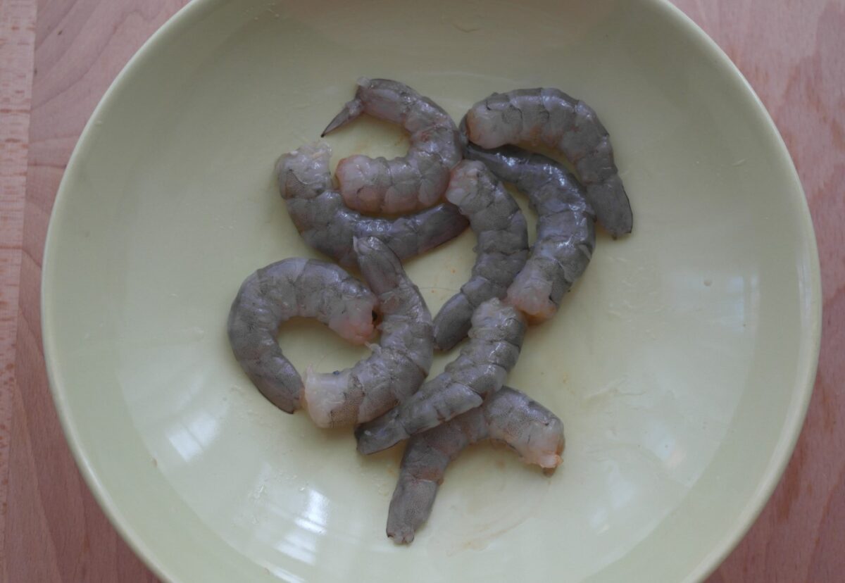 Merluza al horno con langostinos en salsa de tomate. Receta de pescado paso a paso