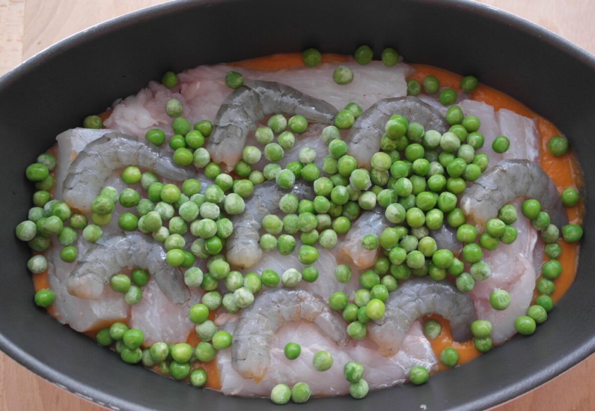 Merluza al horno con langostinos en salsa de tomate. Receta de pescado paso a paso