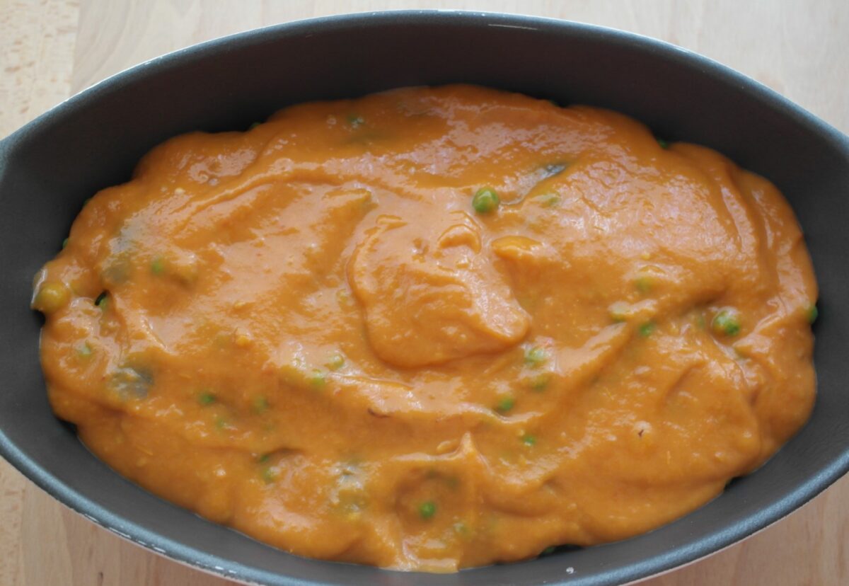 Merluza al horno con langostinos en salsa de tomate. Receta de pescado paso a paso