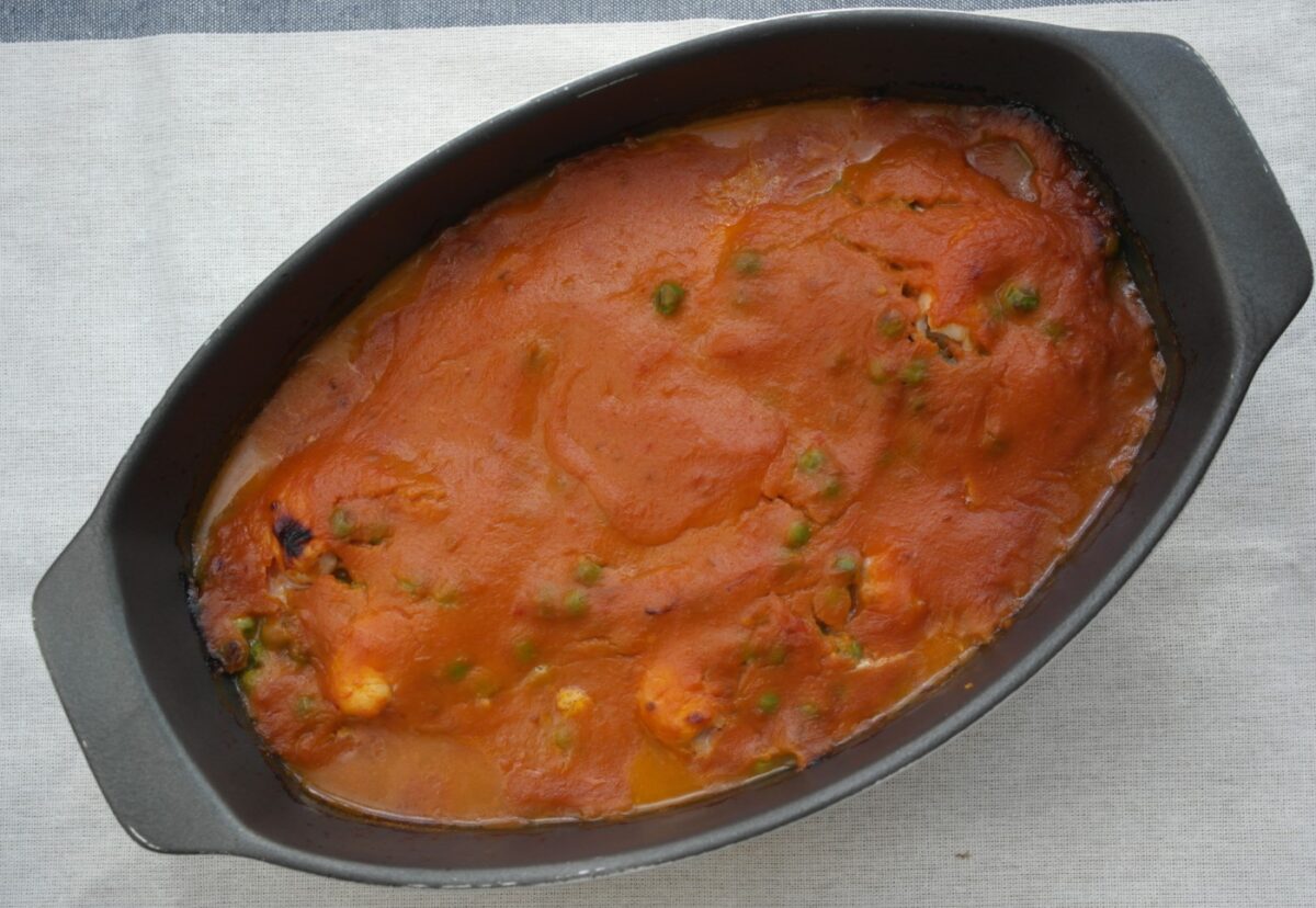 Merluza al horno con langostinos en salsa de tomate. Receta de pescado paso a paso