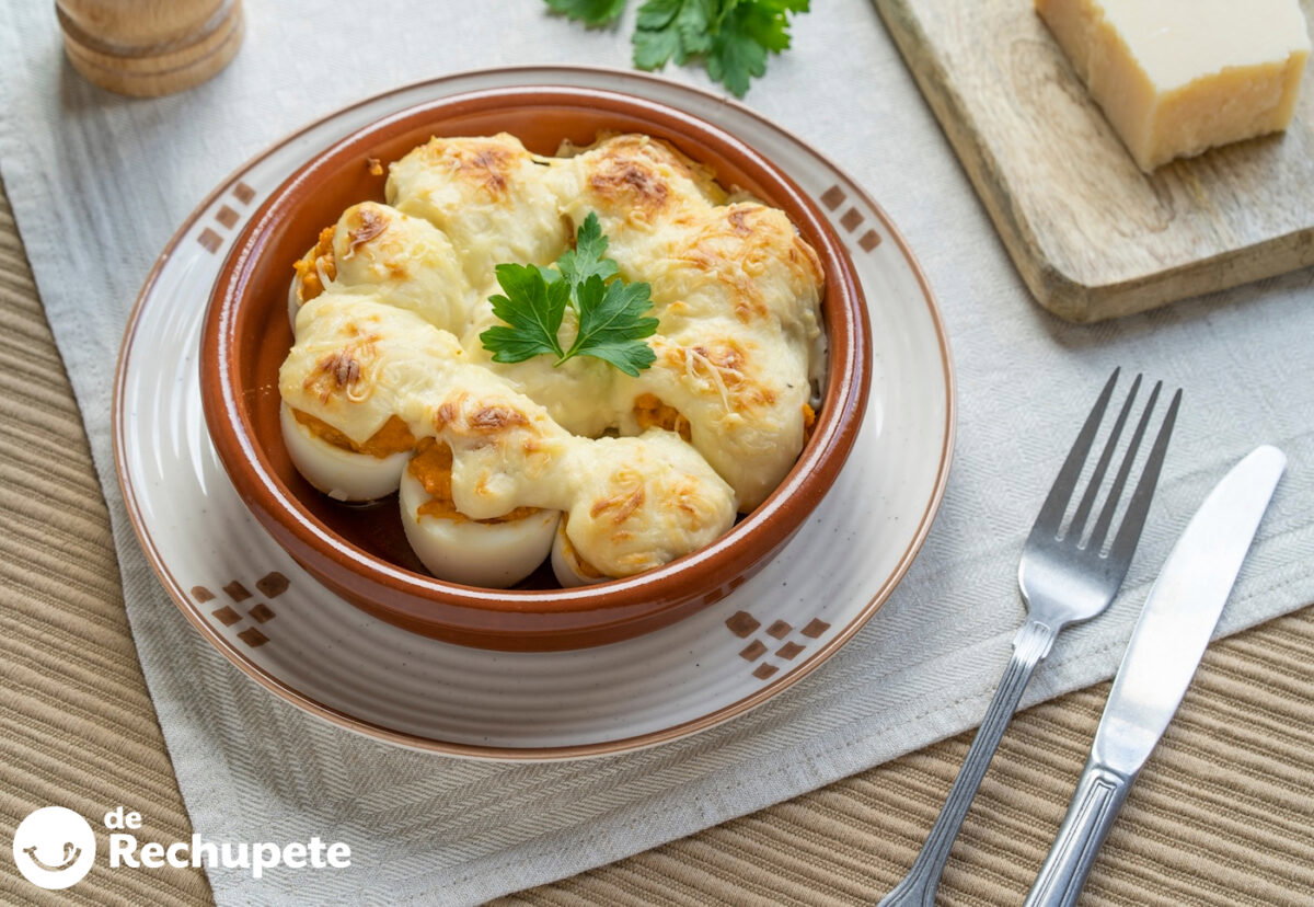 Huevos rellenos al horno con bechamel. Receta deliciosa paso a paso