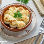 Huevos rellenos al horno con bechamel. Receta deliciosa paso a paso