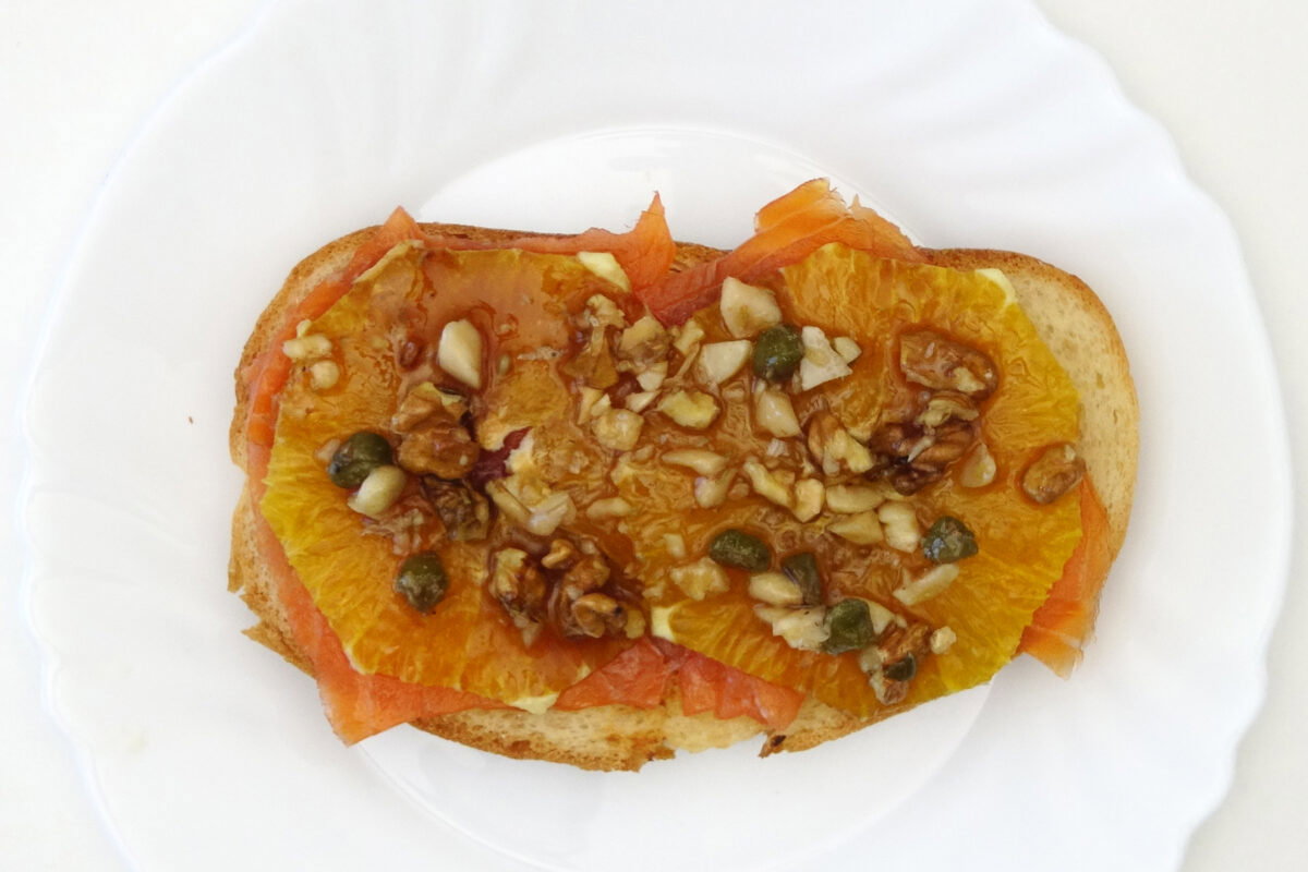 Tosta de salmón y naranja. Aperitivo fácil y delicioso