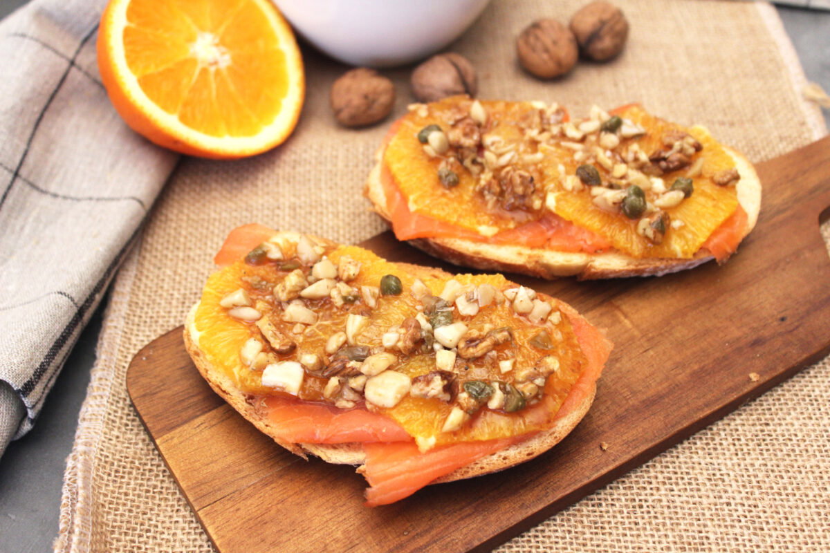 Tosta de salmón y naranja. Aperitivo fácil y delicioso