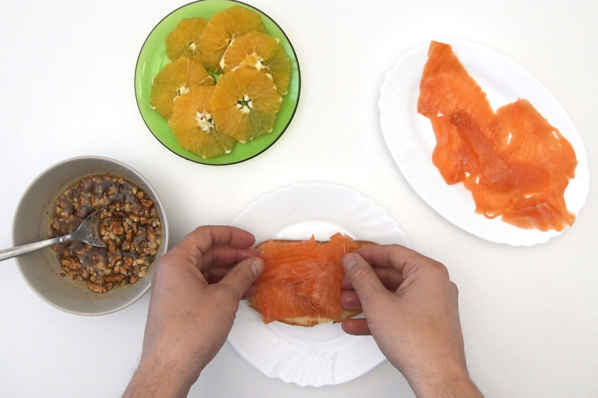 Tosta de salmón y naranja. Aperitivo fácil y delicioso