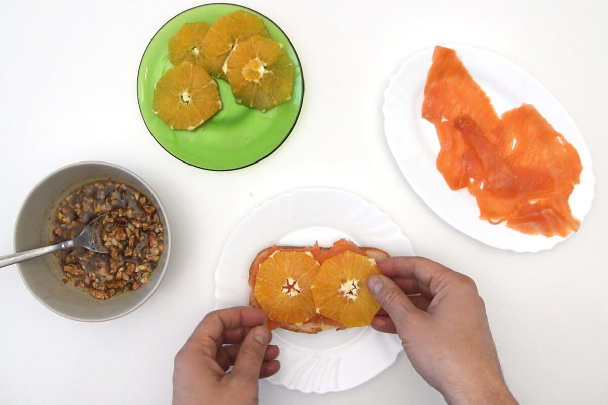 Tosta de salmón y naranja. Aperitivo fácil y delicioso
