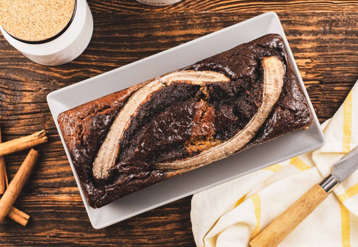 Bizcocho de plátano marmolado. Bizcocho de chocolate estilo banana bread