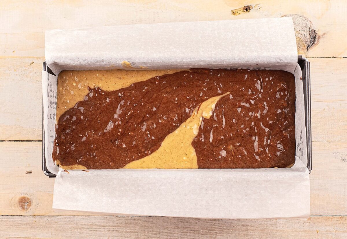Bizcocho de plátano marmolado. Bizcocho de chocolate estilo banana bread