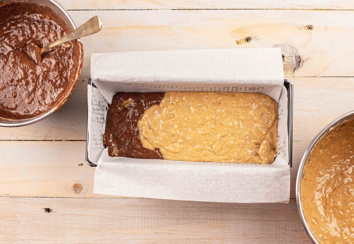 Bizcocho de plátano marmolado. Bizcocho de chocolate estilo banana bread