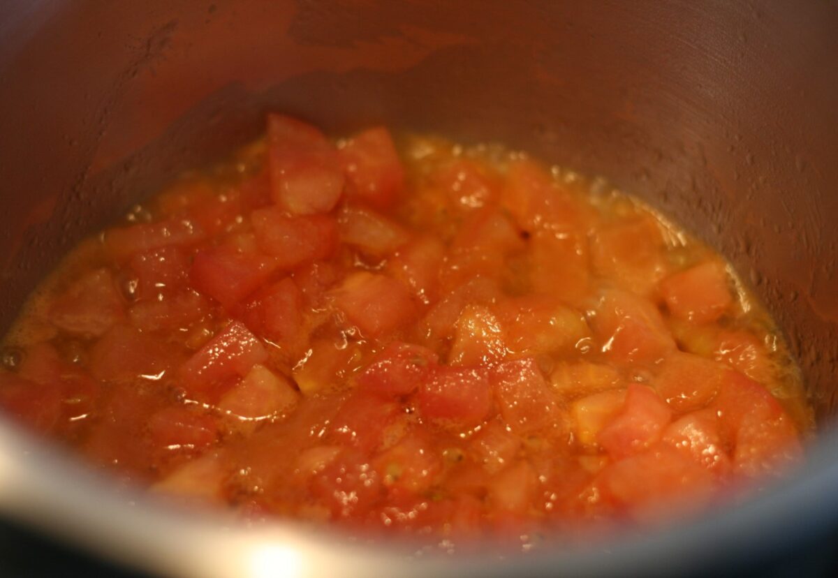 Bonito al horno con costra de nueces y tomate