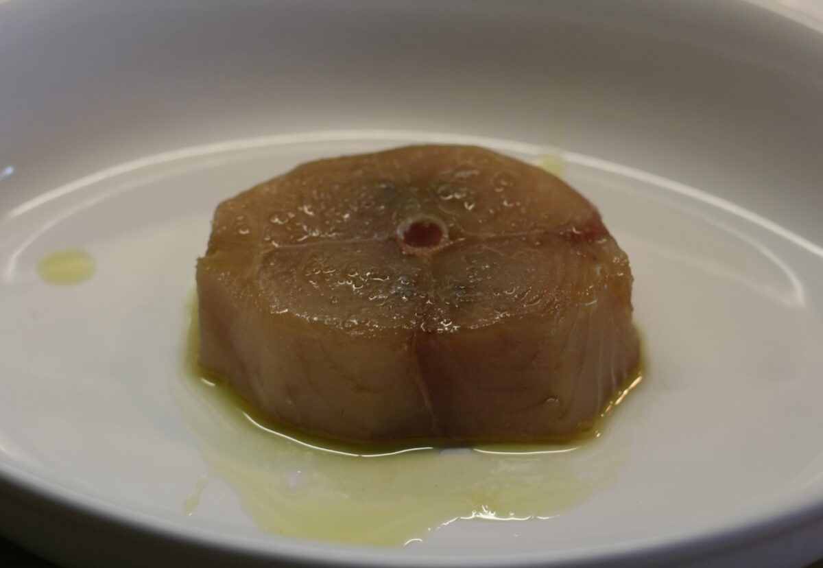 Bonito al horno con costra de nueces y tomate