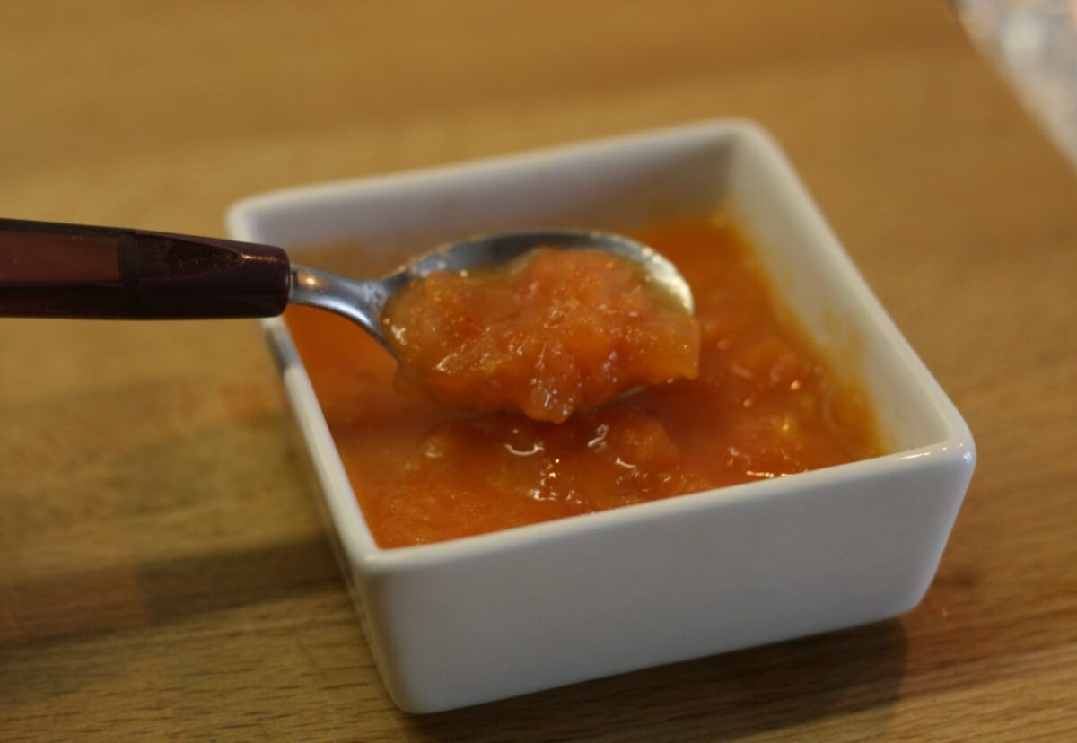 Bonito al horno con costra de nueces y tomate