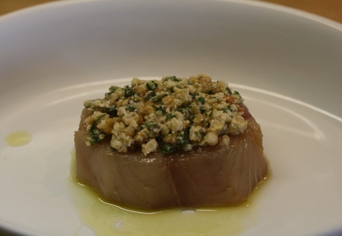 Bonito al horno con costra de nueces y tomate