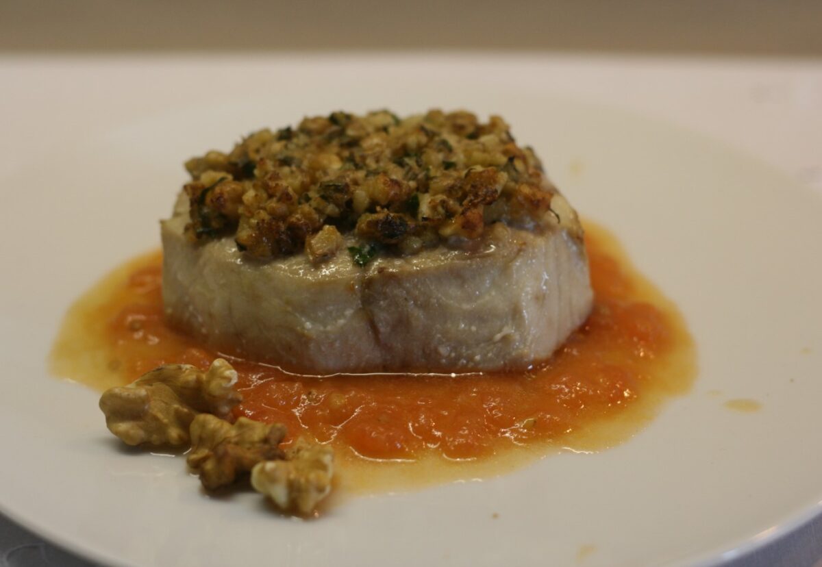 Bonito al horno con costra de nueces y tomate