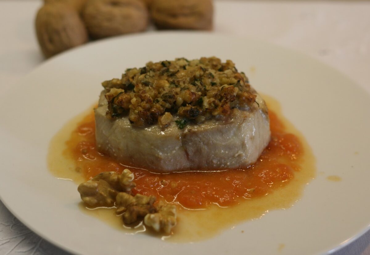 Bonito al horno con costra de nueces y tomate
