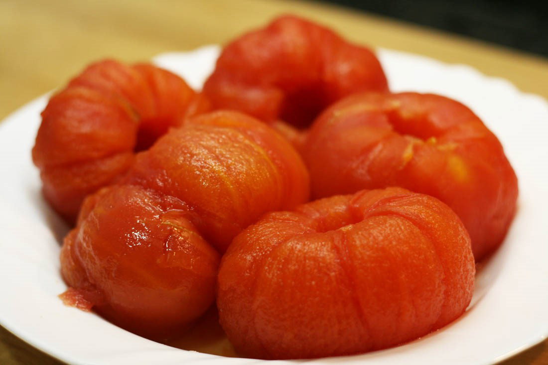 Bonito al horno con costra de nueces y tomate