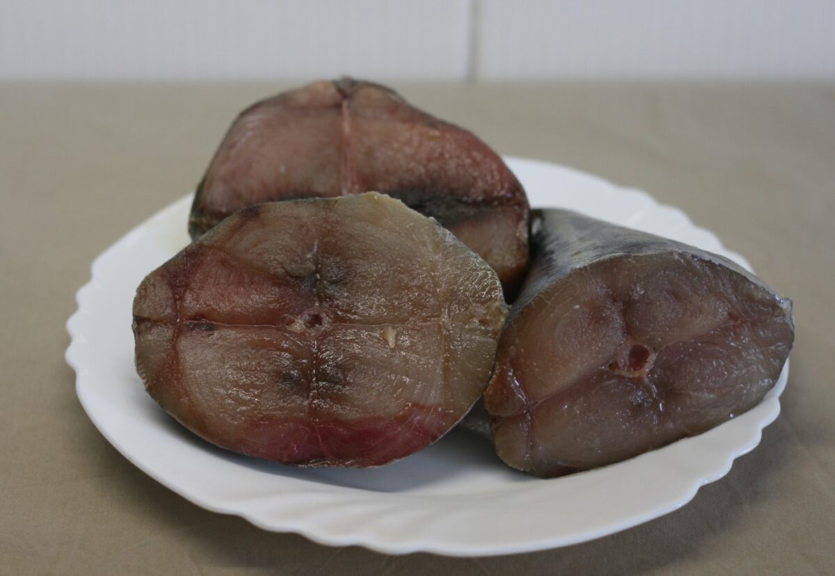Bonito al horno con costra de nueces y tomate