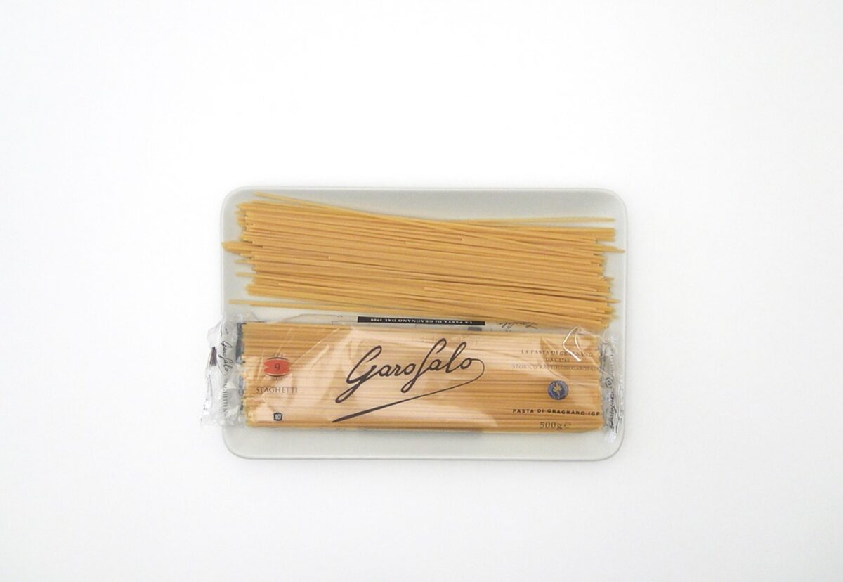 Espaguetis con sepia al ajillo. Receta de pasta fácil