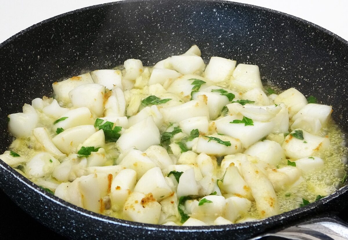 Espaguetis con sepia al ajillo. Receta de pasta fácil
