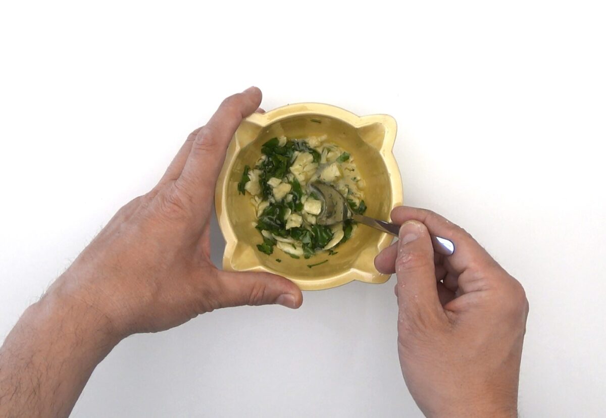 Espaguetis con sepia al ajillo. Receta de pasta fácil