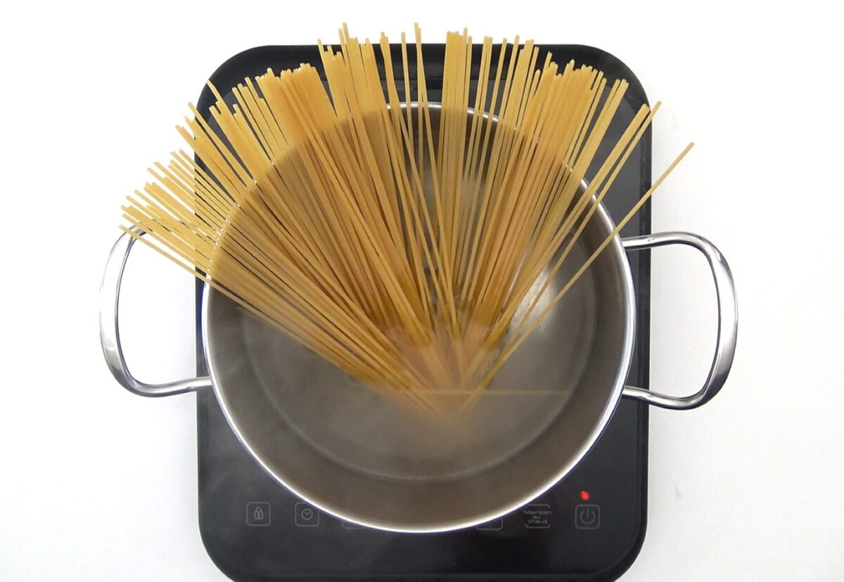 Espaguetis con sepia al ajillo. Receta de pasta fácil