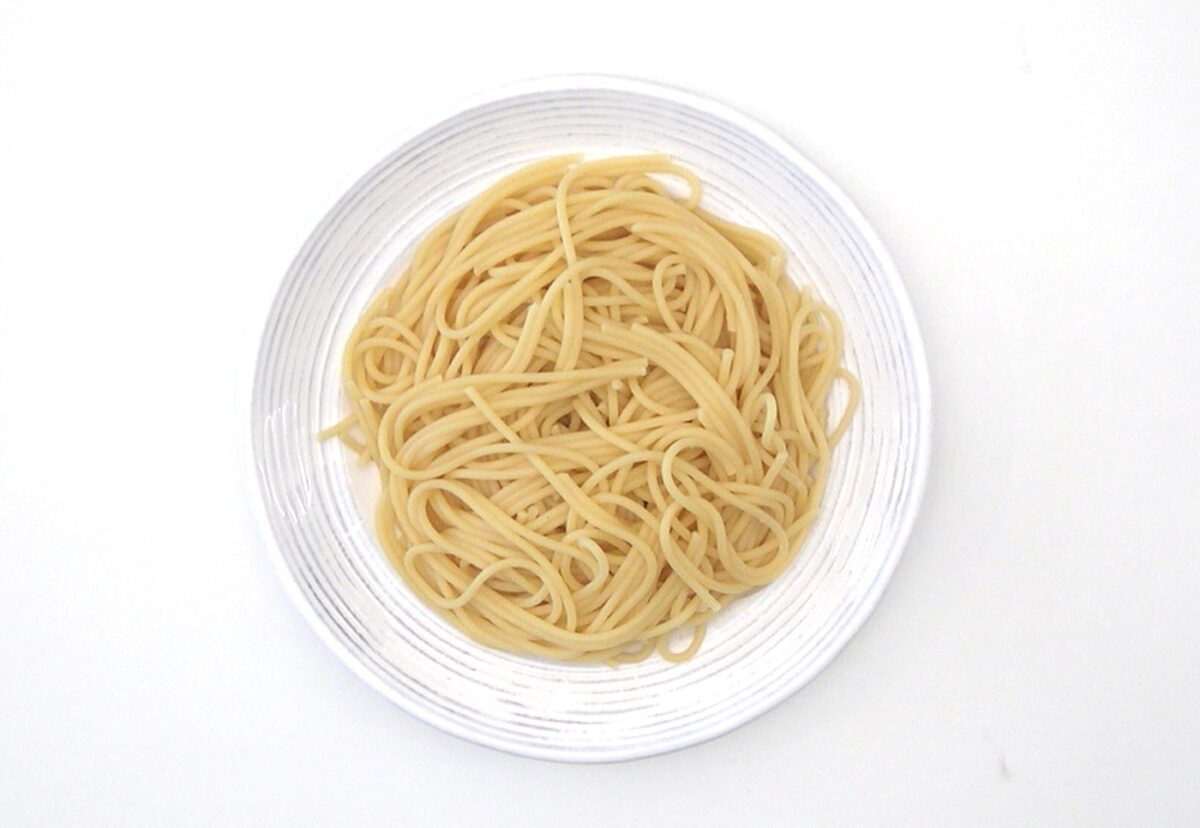 Espaguetis con sepia al ajillo. Receta de pasta fácil
