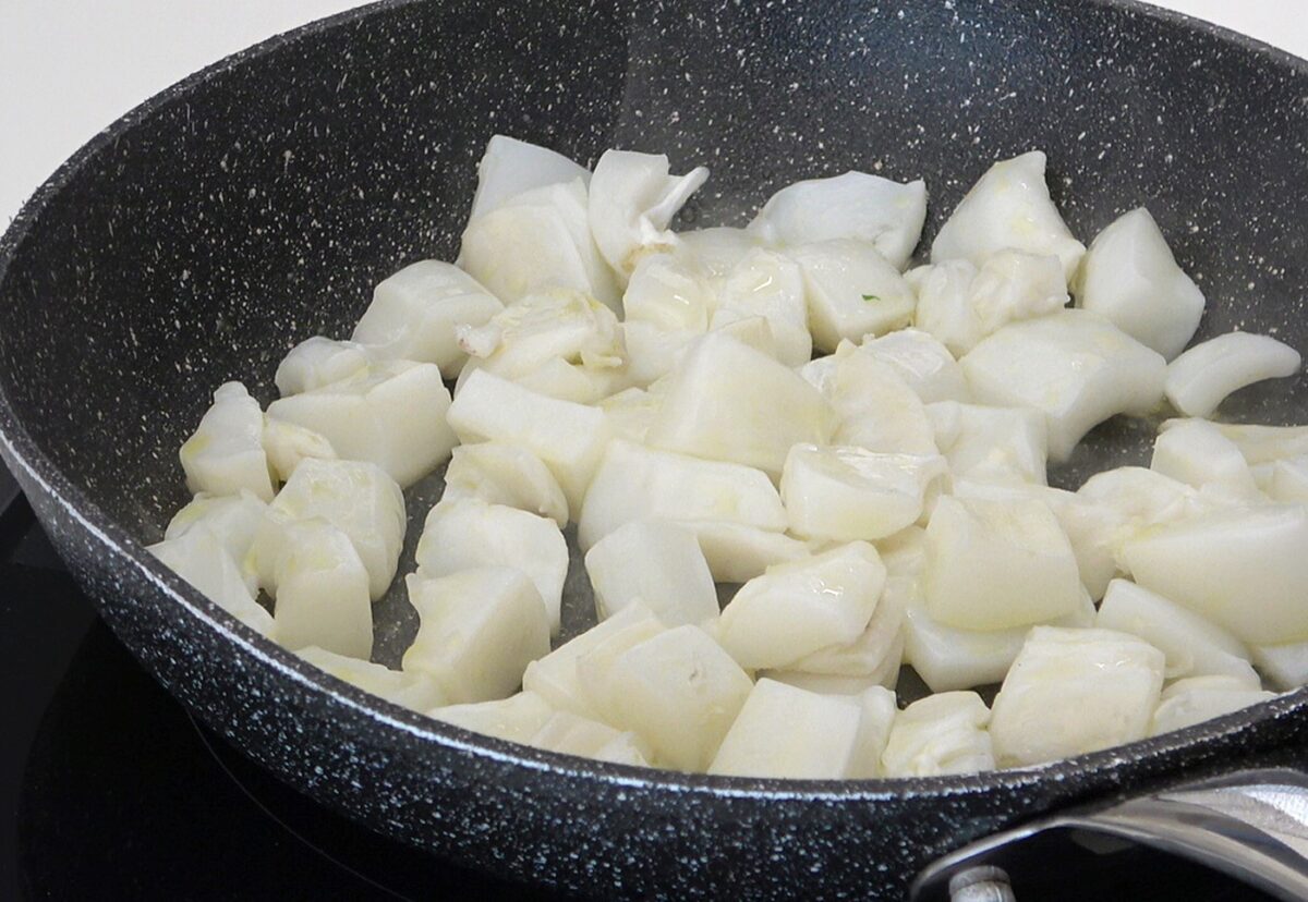Espaguetis con sepia al ajillo. Receta de pasta fácil