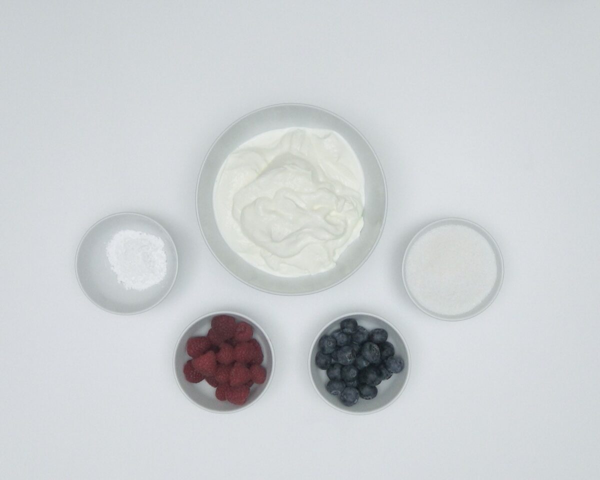 Yogur helado. Frozen yogurt con frambuesas y arándanos