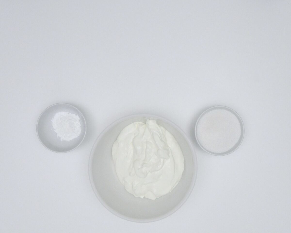 Yogur helado. Frozen yogurt con frambuesas y arándanos
