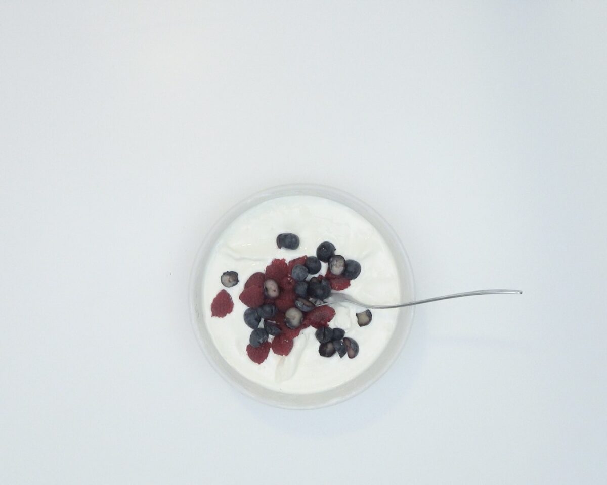 Yogur helado. Frozen yogurt con frambuesas y arándanos