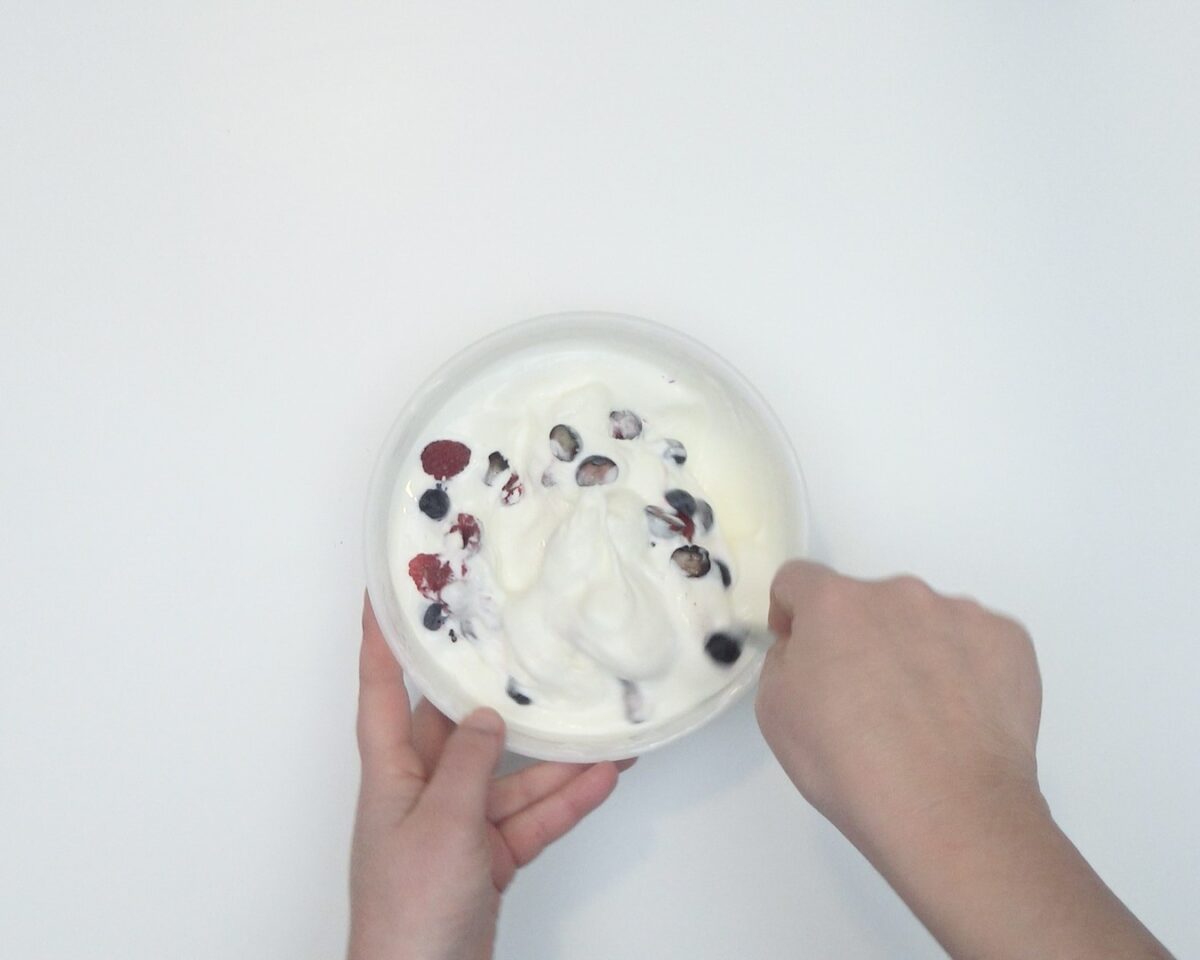 Yogur helado. Frozen yogurt con frambuesas y arándanos