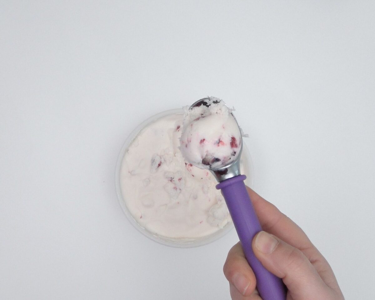 Yogur helado. Frozen yogurt con frambuesas y arándanos