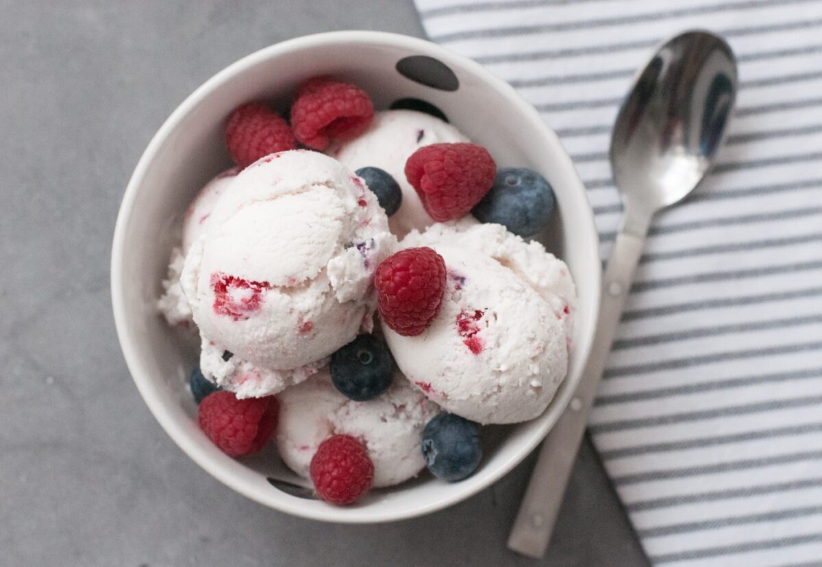 Yogur helado. Frozen yogurt con frambuesas y arándanos