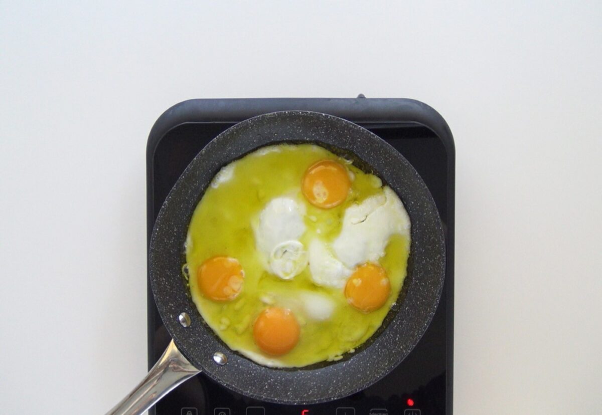 Huevos rotos con jamón. Receta fácil y deliciosa para toda la familia
