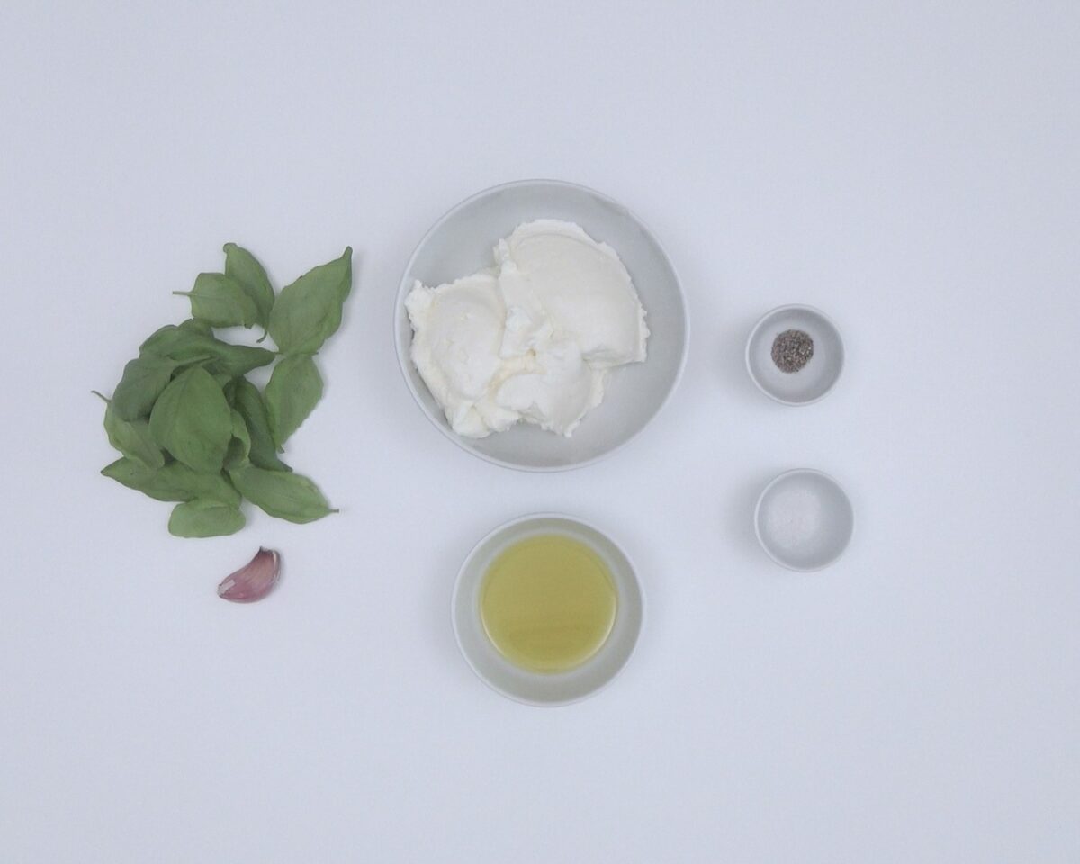 Pasta con salsa de ricotta y albahaca. Receta italiana fácil y deliciosa