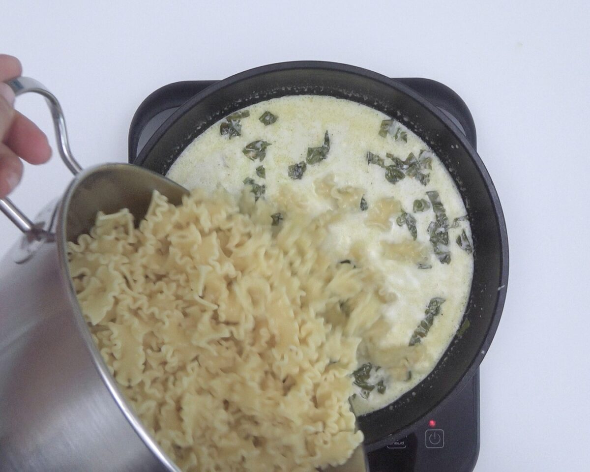 Pasta con salsa de ricotta y albahaca. Receta italiana fácil y deliciosa