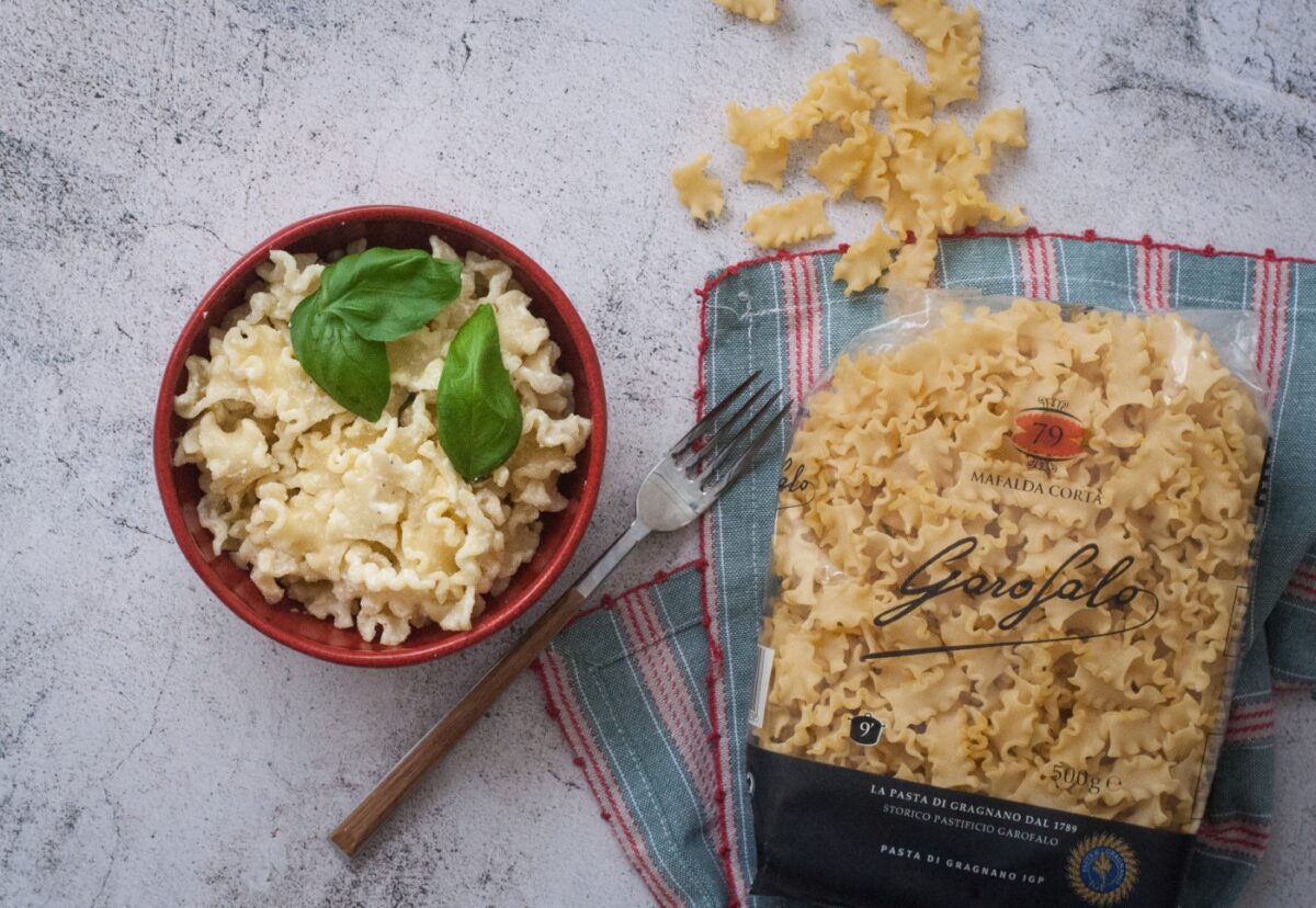Pasta con salsa de ricotta y albahaca. Receta italiana fácil y deliciosa