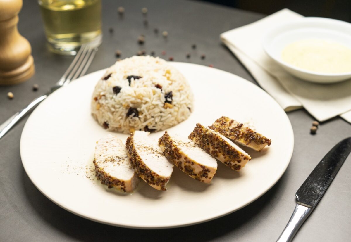 Pechuga de pavo asada con miel y mostaza con arroz basmati