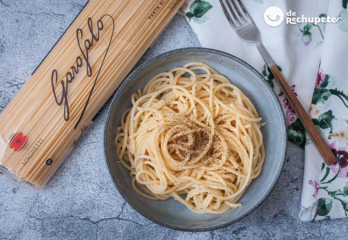Espaguetis con pimienta y queso