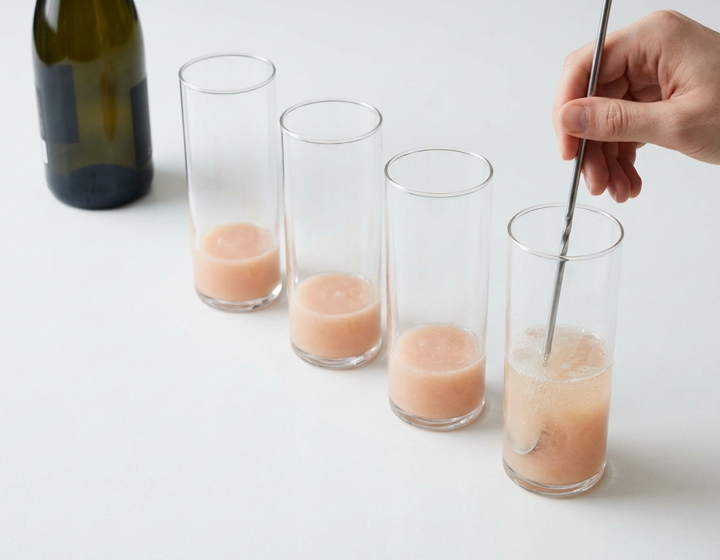 Cóctel Bellini. La bebida italiana con melocotón del verano